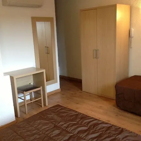 Holzer Ii Hotel